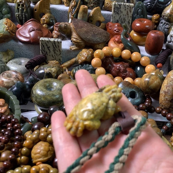 未镶嵌岫岩河磨玉（透闪石质玉）把件