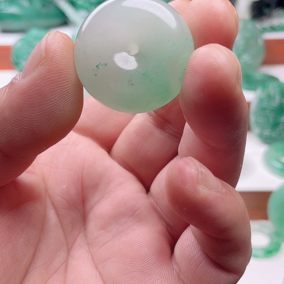 颈饰未镶嵌石英质玉