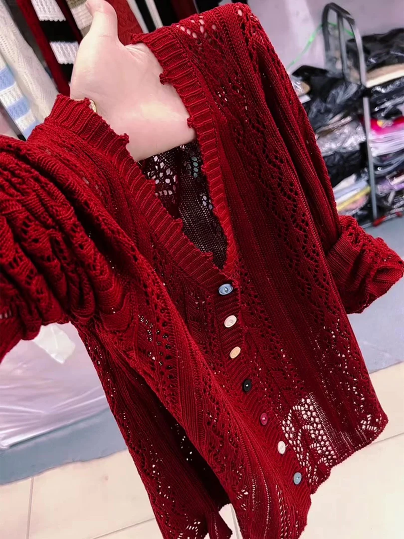 韩版温柔风百搭红色v领镂空针织衫新款气质彩色纽扣上衣2025年秋