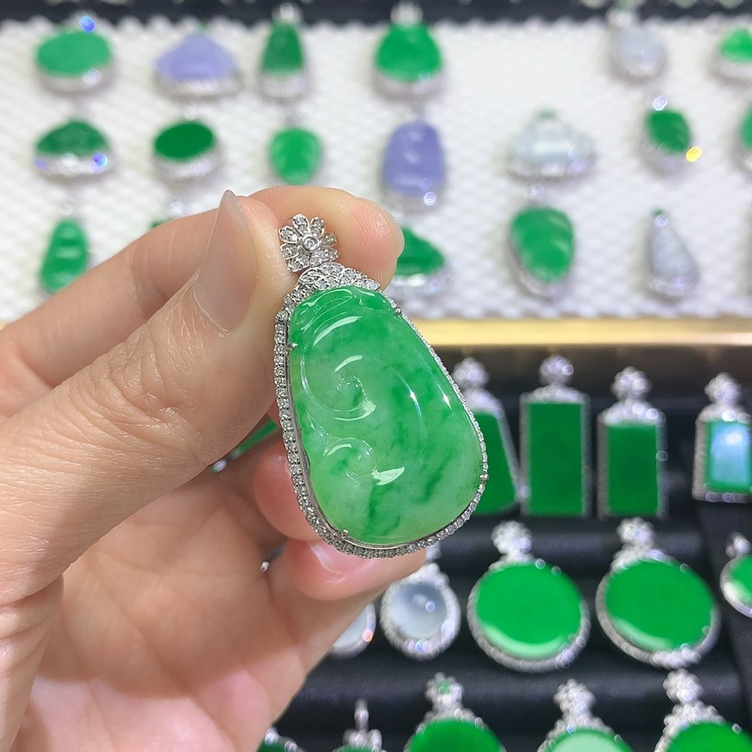 颈饰18K金镶嵌翡翠吊坠