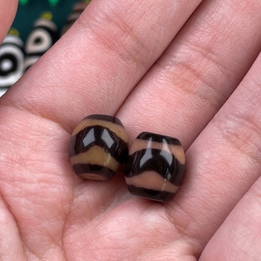 玛瑙/玉髓裸珠12 曲贡牙2个