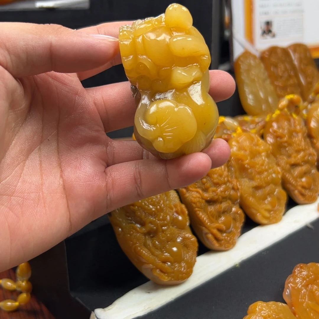 未镶嵌石英质玉（黄龙玉）黄龙玉