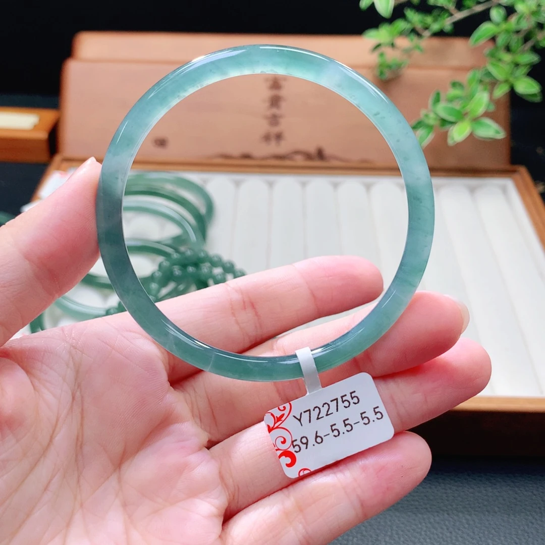 未镶嵌手镯（圆镯）翡翠