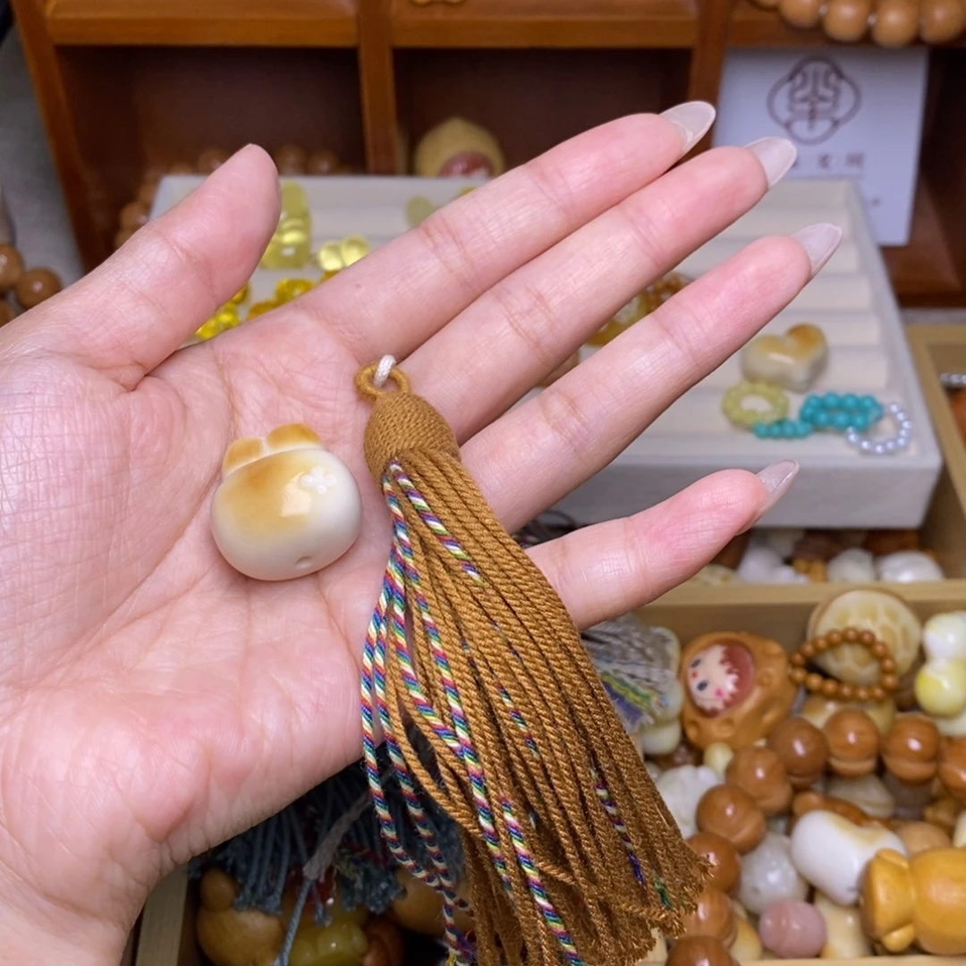 保***默猴头核桃吊坠兔子 棕流苏