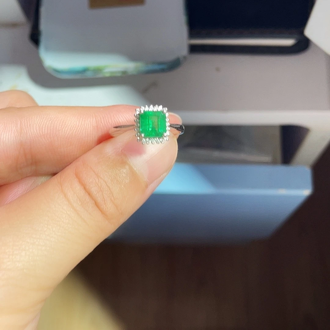 祖母绿戒指18K金镶嵌