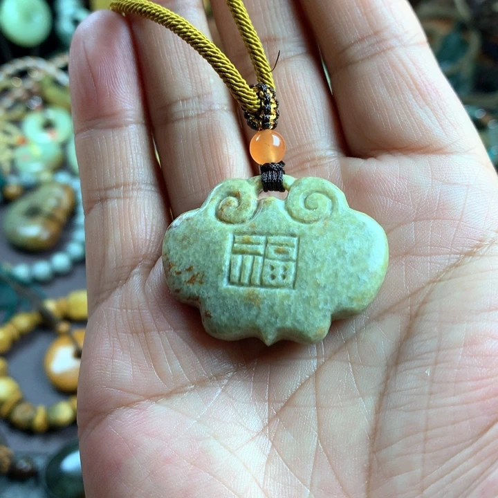 吊坠(赠链)未镶嵌岫岩河磨玉（透闪石质玉）