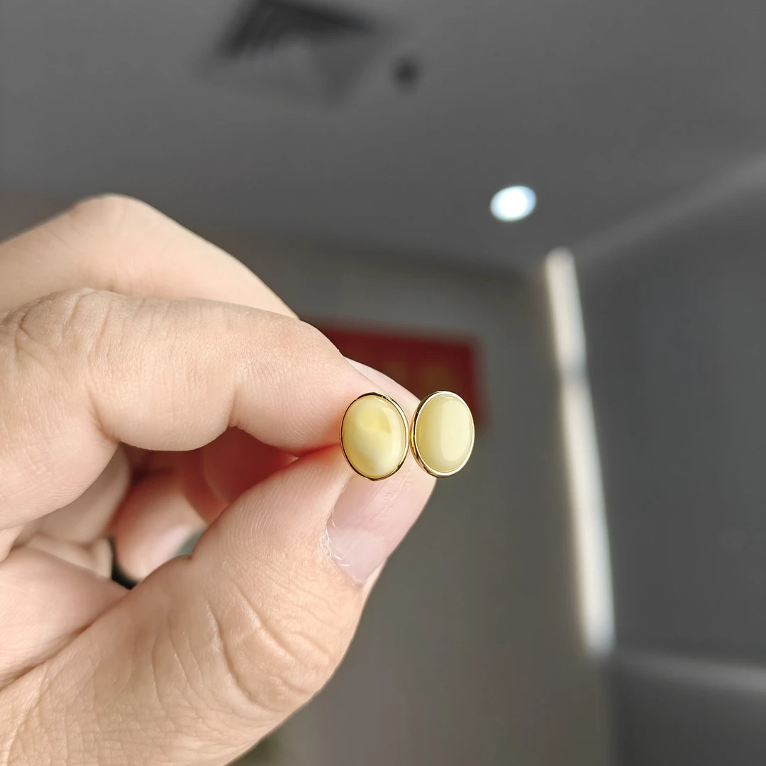 约7*9mm俄料白花蜜蜡蛋面耳钉(S925银镀金镶嵌）