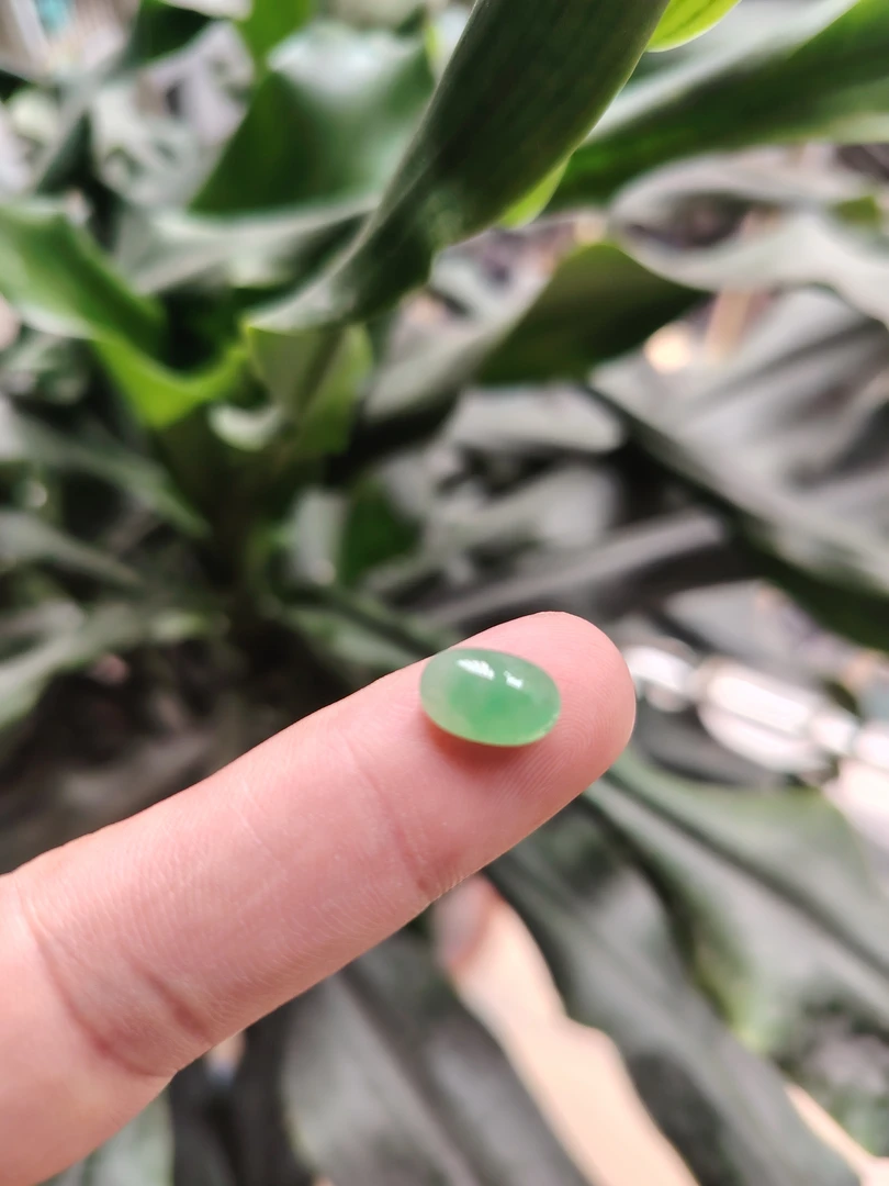 缅甸天然翡翠果绿蛋面