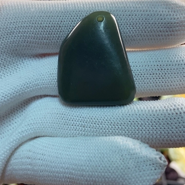 透闪石质玉未镶嵌颈饰