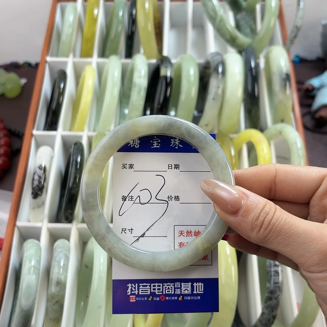 蛇纹石玉手镯未镶嵌六****?