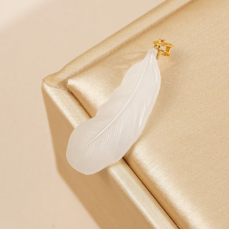 【鑫浩矿业】新疆和田玉-羽毛挂件一件18K金镶嵌挂件一件羽毛