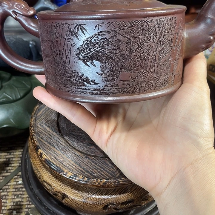 茶壶紫砂原矿泥料手工制作的一把紫砂茶壶。