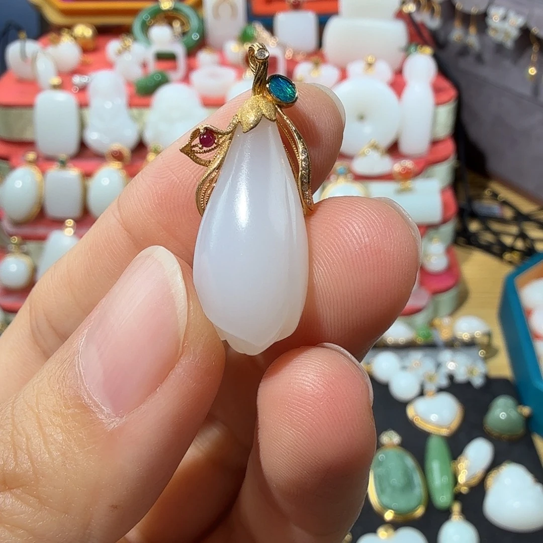 颈饰18K金镶嵌和田玉