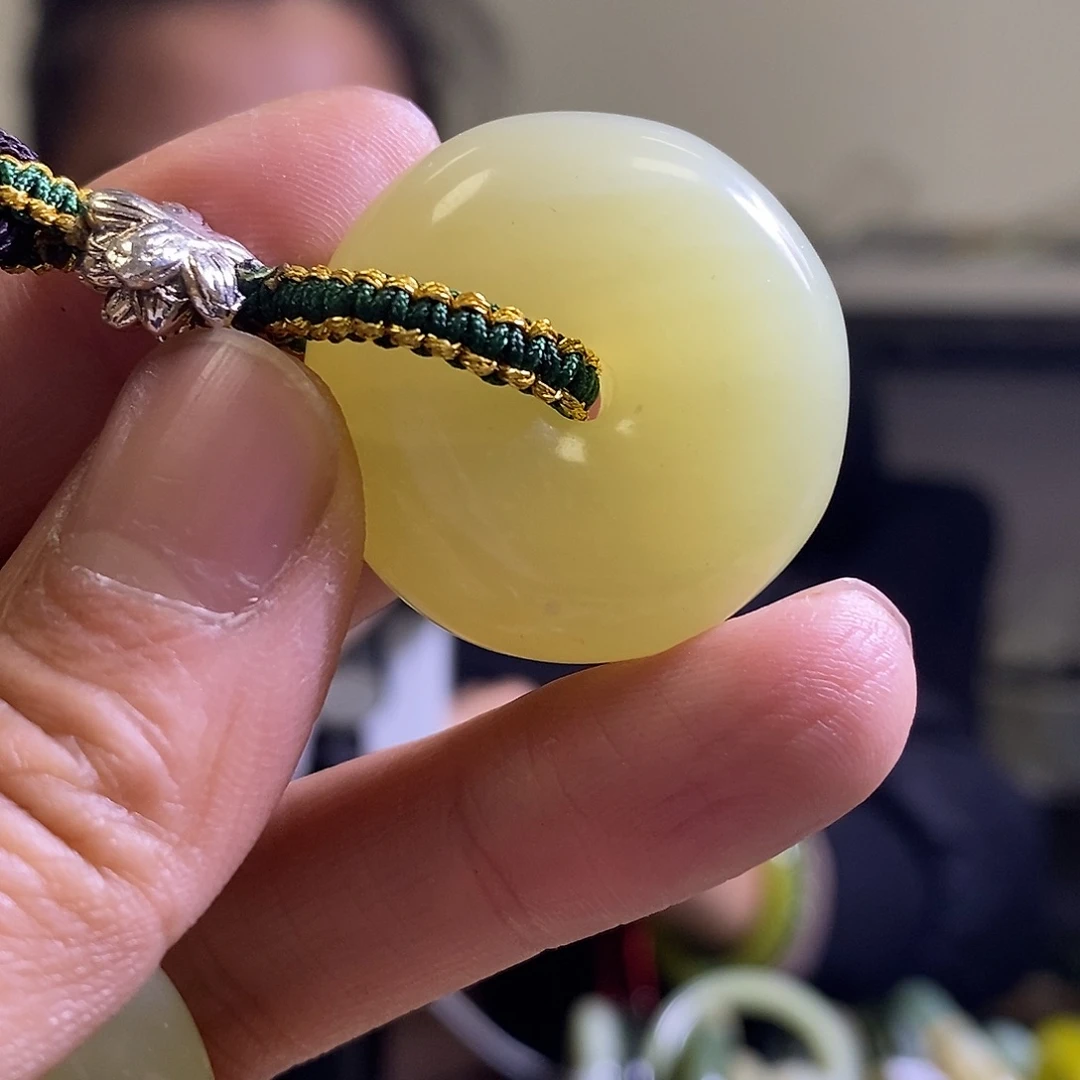 岫玉未镶嵌颈饰一个