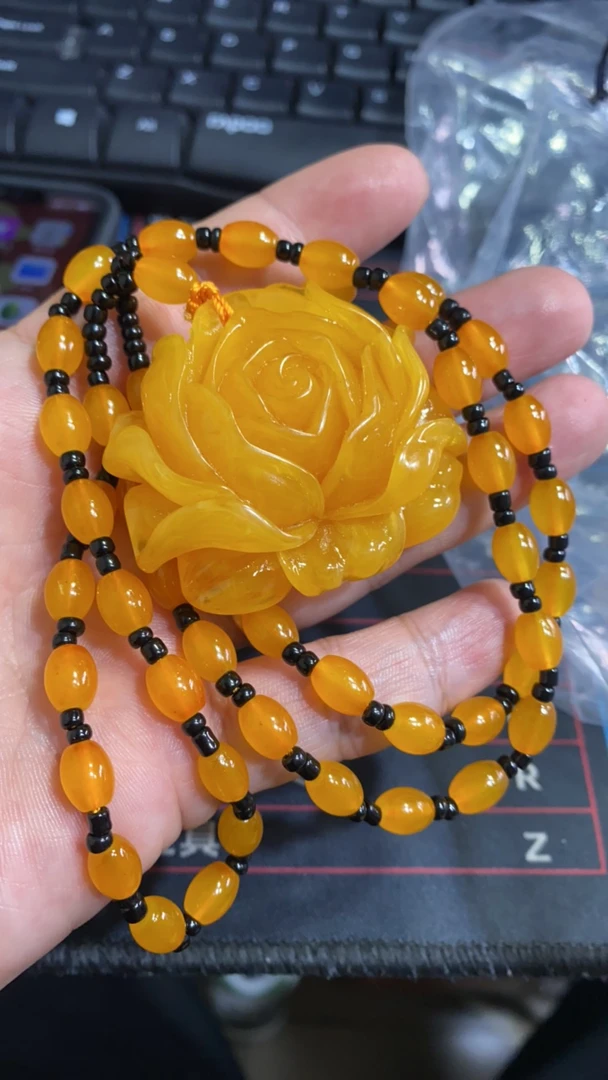 b 819 鸡油黄牡丹吊坠