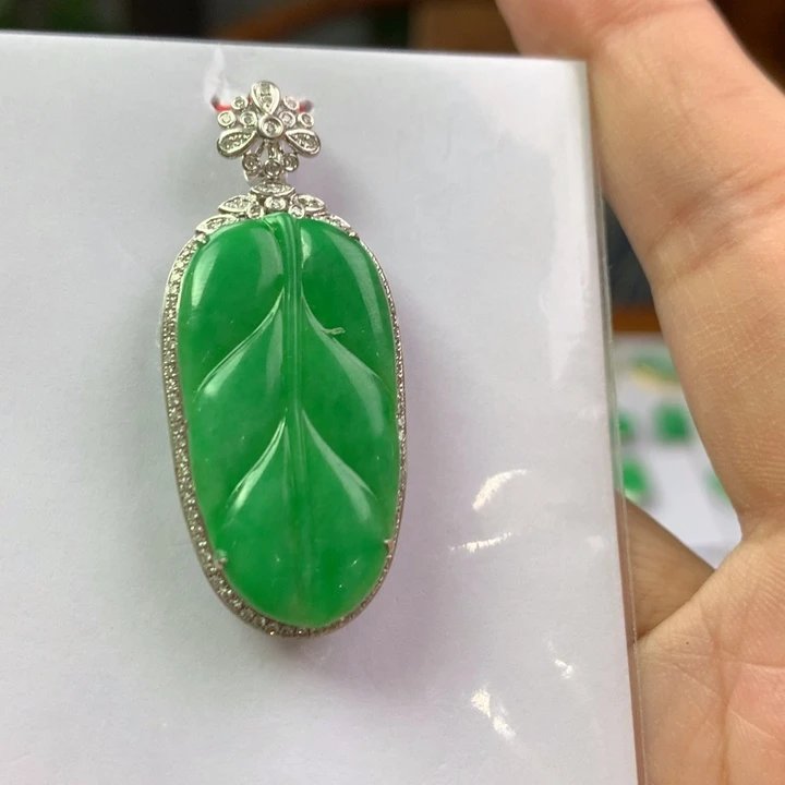 翡翠18K金镶嵌颈饰翡翠吊坠