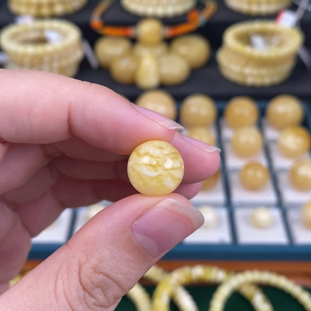 取***顾蜜蜡未镶嵌珠宝奇石