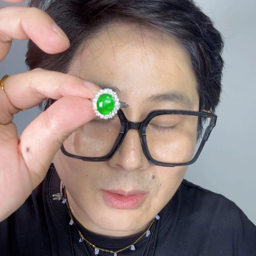 翡翠未镶嵌颈饰一件