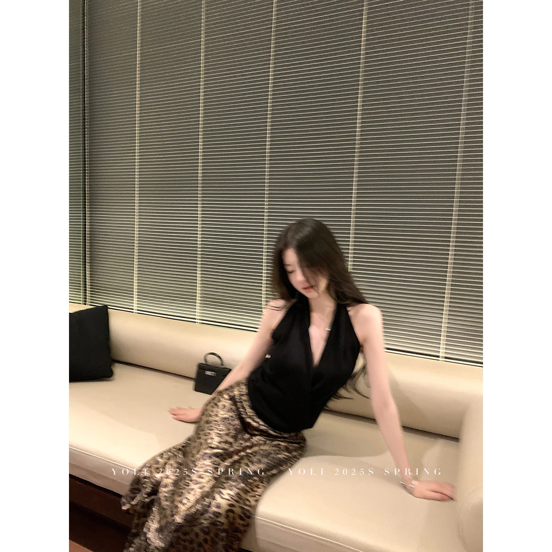 YOLI 张宥利  "冰丝触感"挂脖上衣