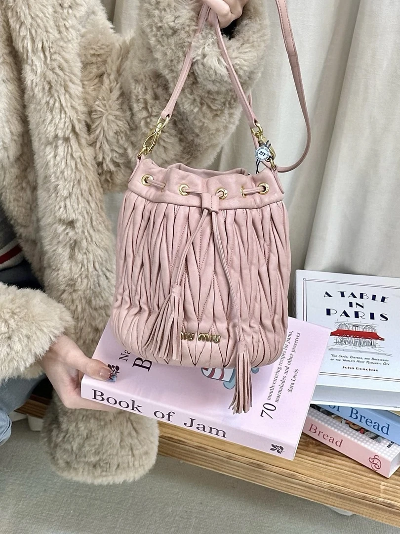 95新 MIU MIU/缪缪 miumiu粉色褶皱水桶包