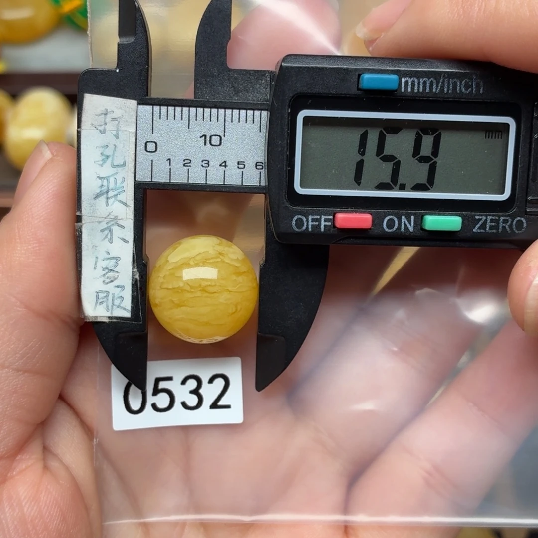 她***孩蜜蜡未镶嵌裸石蜜蜡