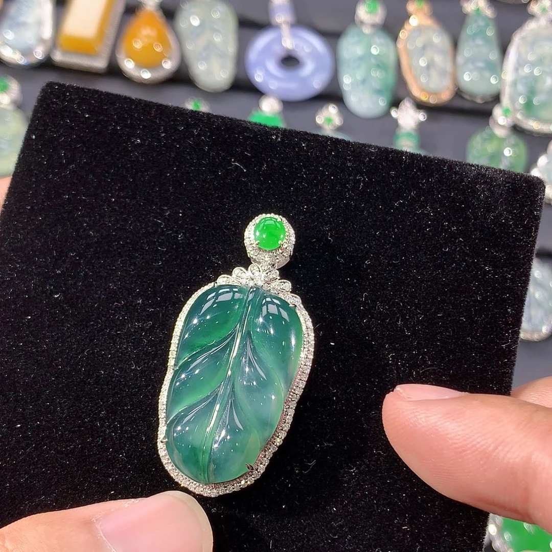 翡翠18K金镶嵌颈饰