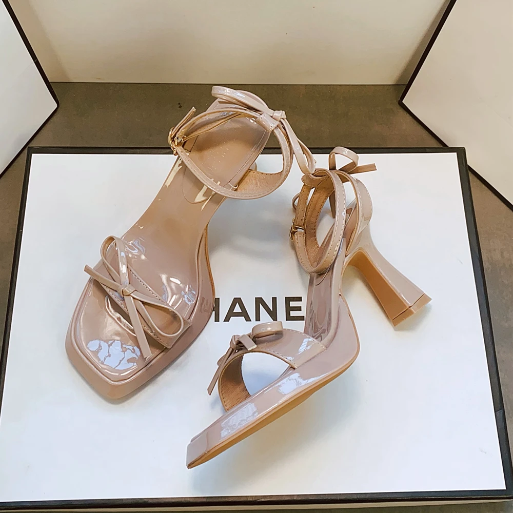 韩版蝴蝶结高跟鞋女夏新款方头露趾防水台漆皮裸色粗跟一字带凉鞋