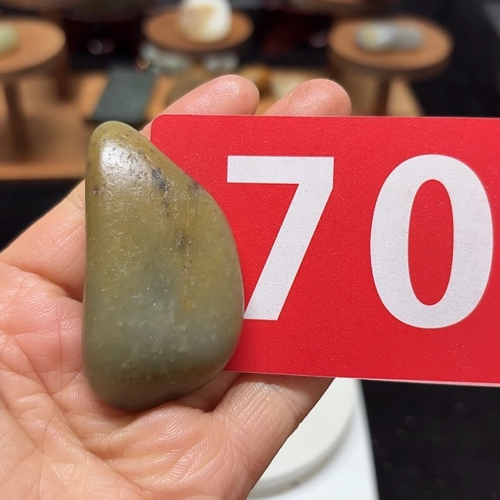 和田玉未镶嵌把件