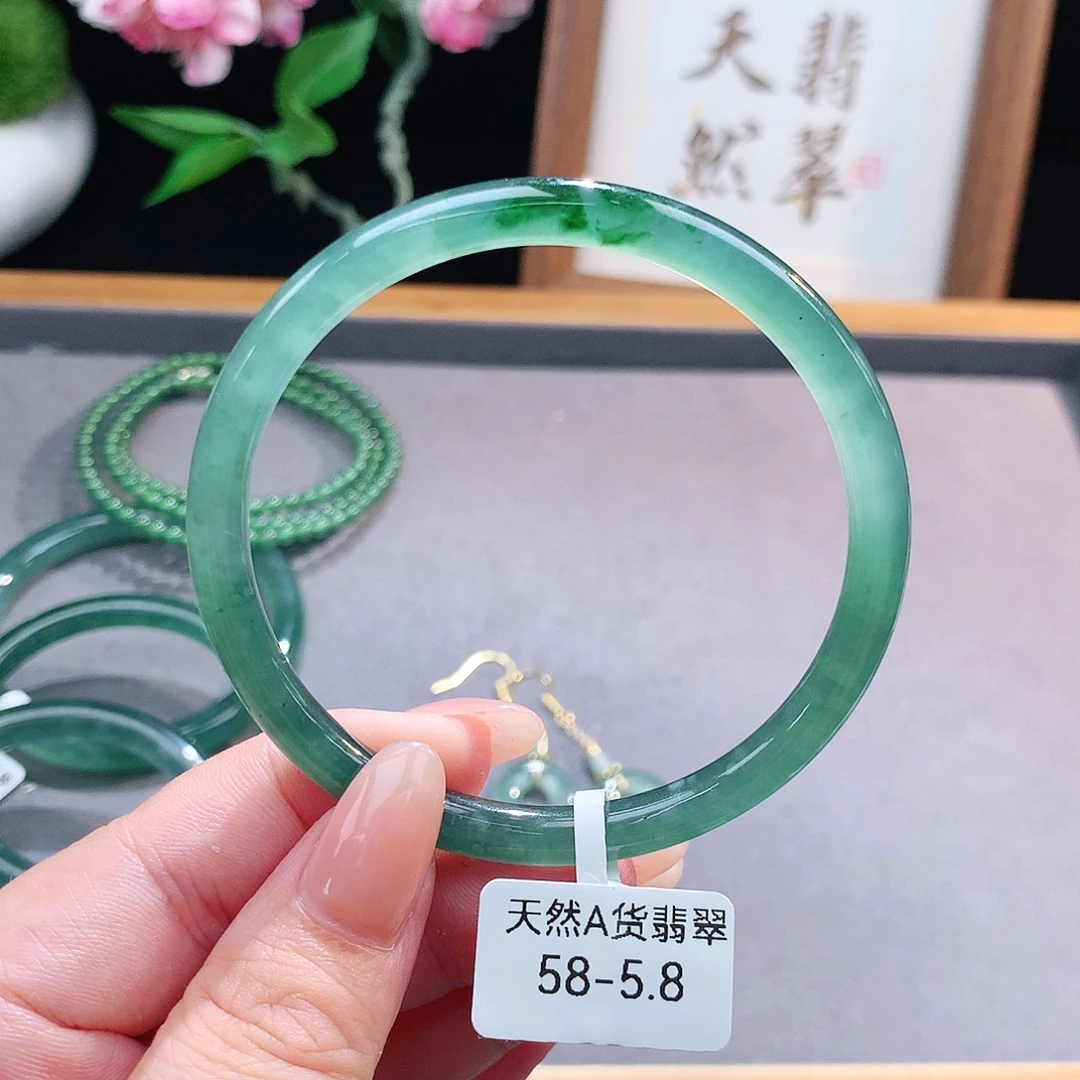 未镶嵌手镯（圆镯）翡翠