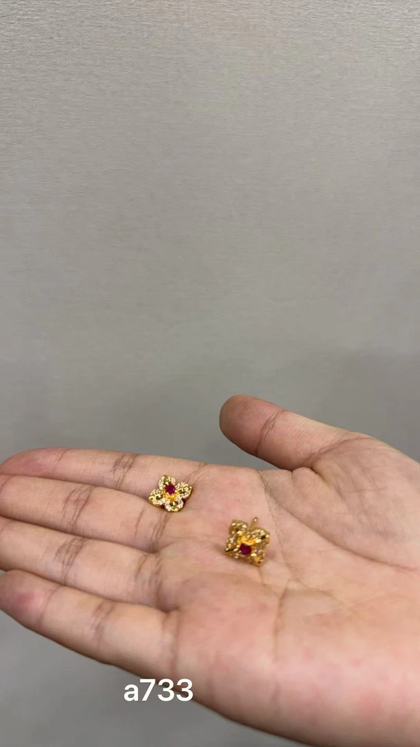A733-  红色耳钉