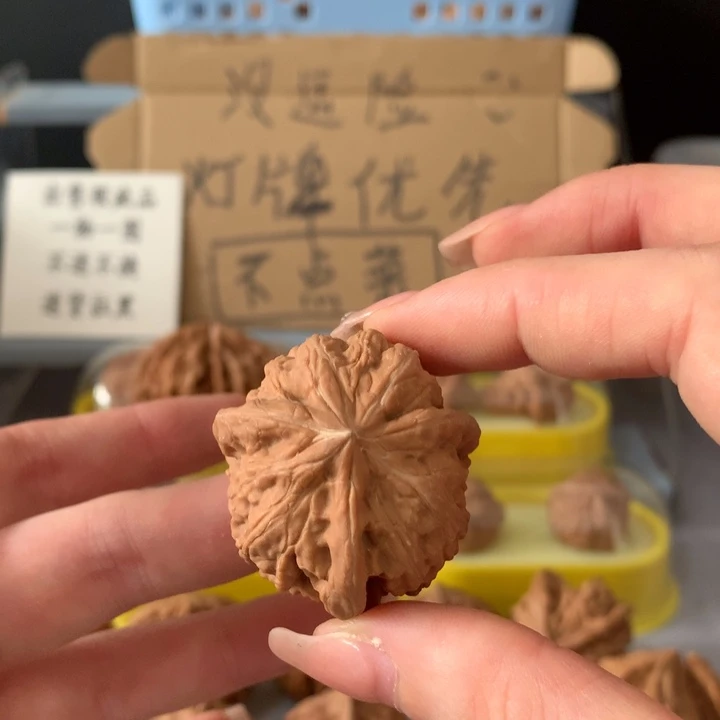 卡***连吊坠文玩核桃异形单只，有瑕疵