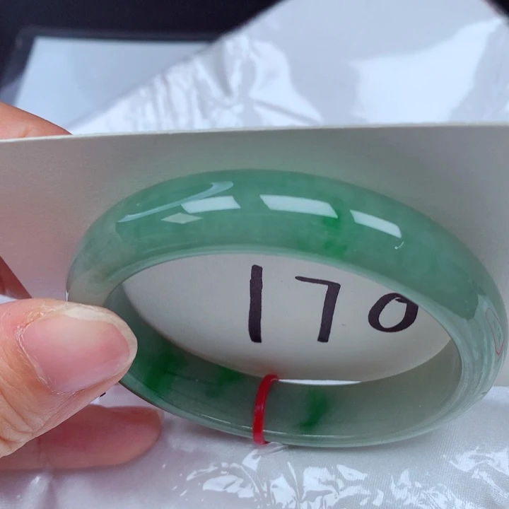 翡翠手镯未镶嵌翡翠