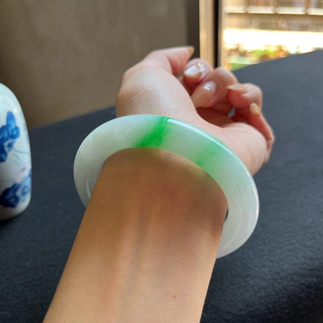 缅甸天然翡翠A货冰种阳绿圆条白底青牛奶底色手镯少女福玉手镯