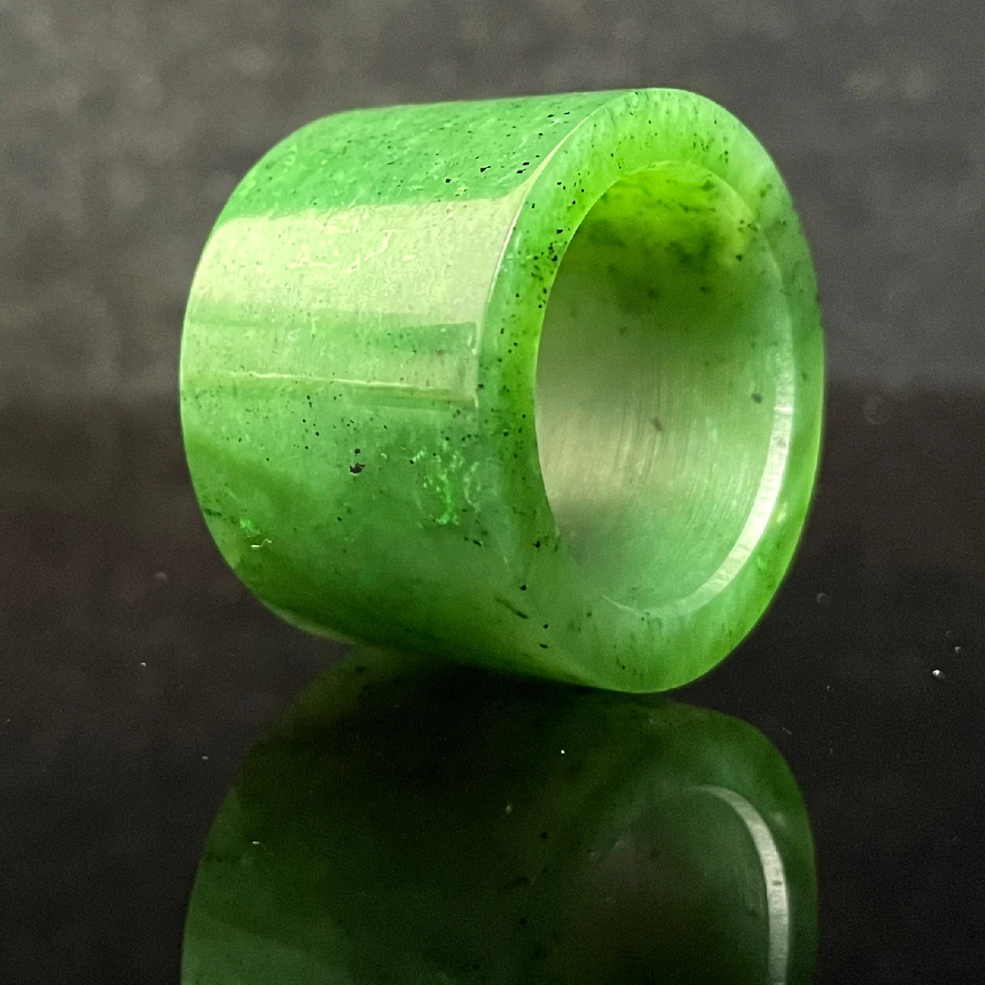 和田玉辣色苹果绿宽版扳指内直径22.09mm