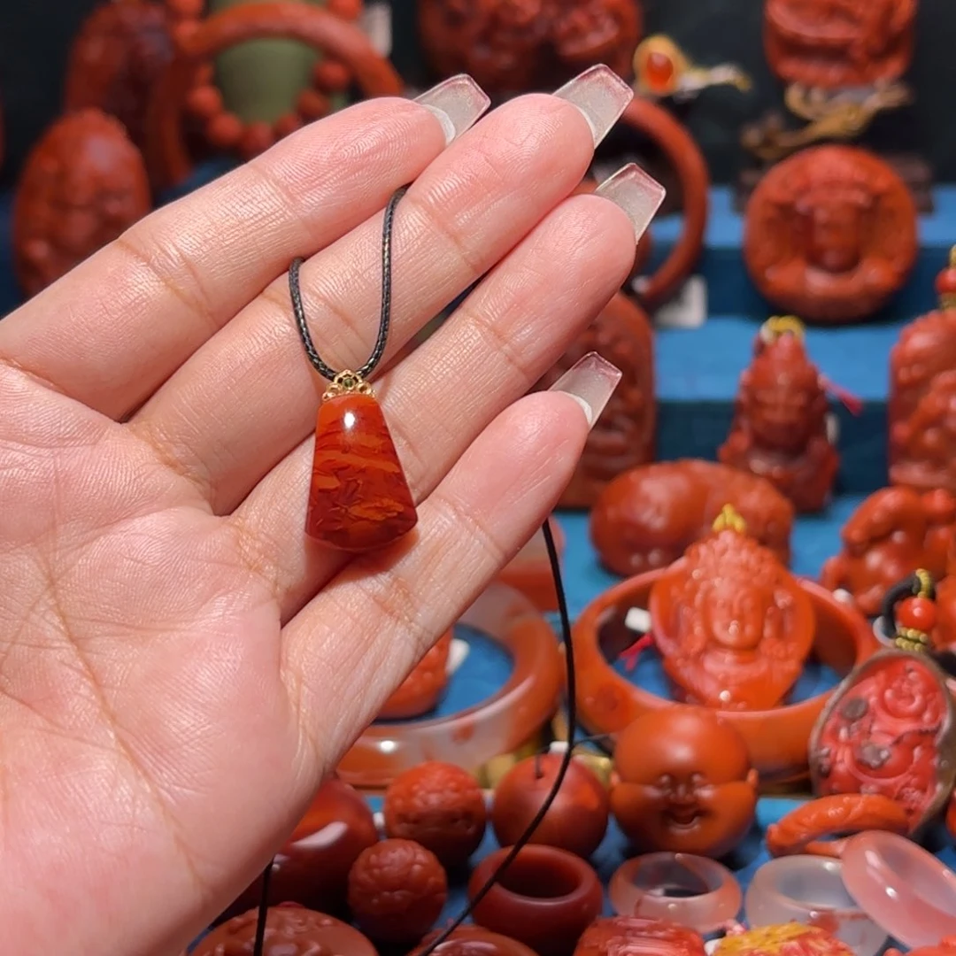 18K金镶嵌雕刻南红玛瑙