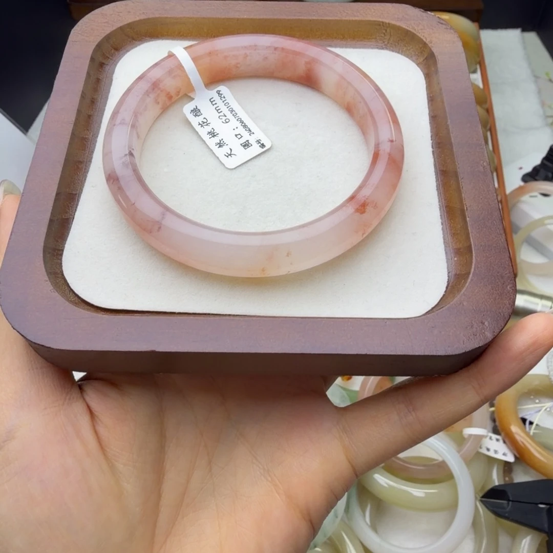 蓝***桉石英质玉（金丝玉）未镶嵌手镯