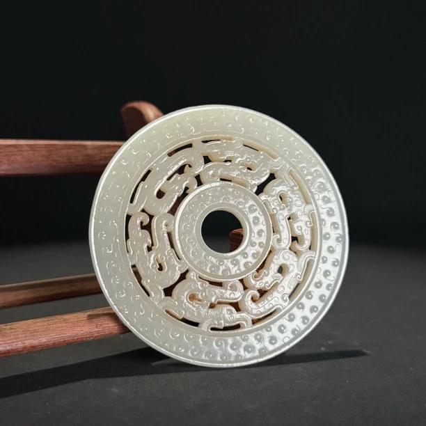 清镂雕龙纹大玉璧- HBG13214