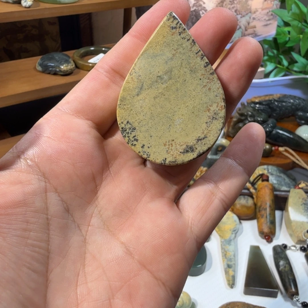 透闪石-蛇纹石玉未镶嵌颈饰