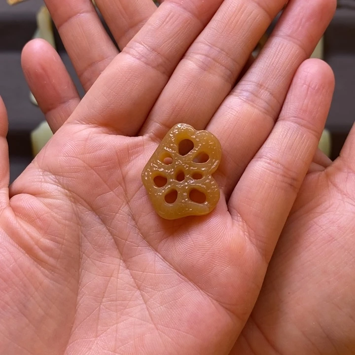 陈***呆和田玉未镶嵌颈饰