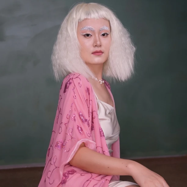 【浪漫诗人】周琦默粉色亮片真丝浪漫不规则长袍开衫