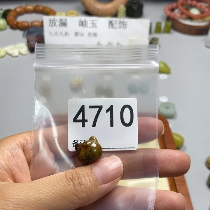 摆***摆未镶嵌蛇纹石玉颈饰