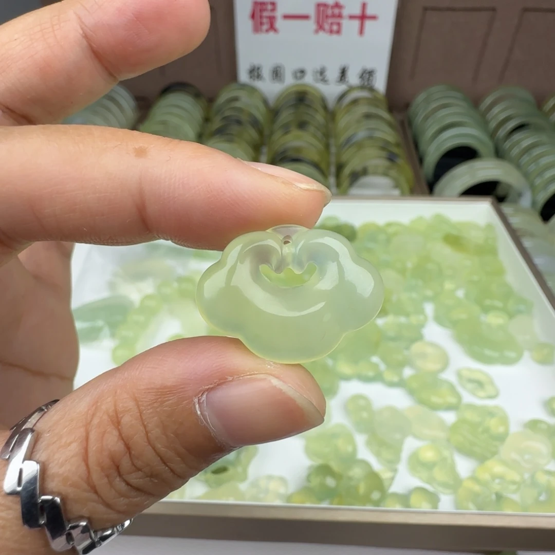 蛇纹石玉未镶嵌颈饰