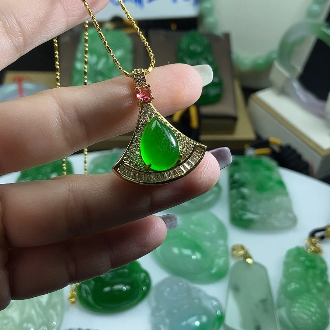 翡翠未镶嵌吊坠(赠链)