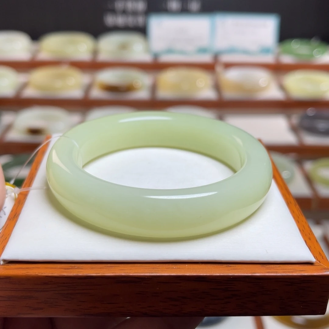 【闪购商品】未镶嵌手镯和田玉吃****了