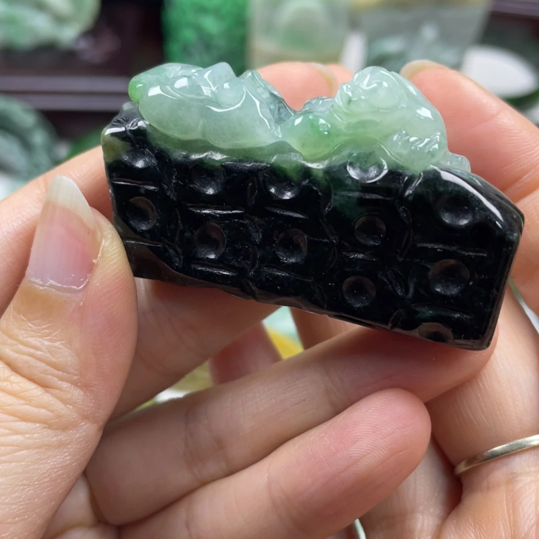 翡翠未镶嵌颈饰牌子