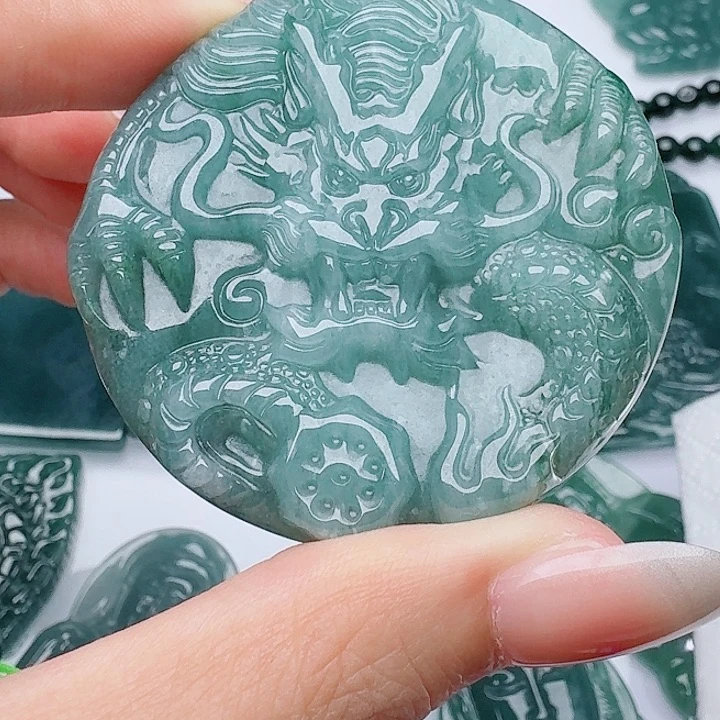 翡翠未镶嵌颈饰多样性发其一