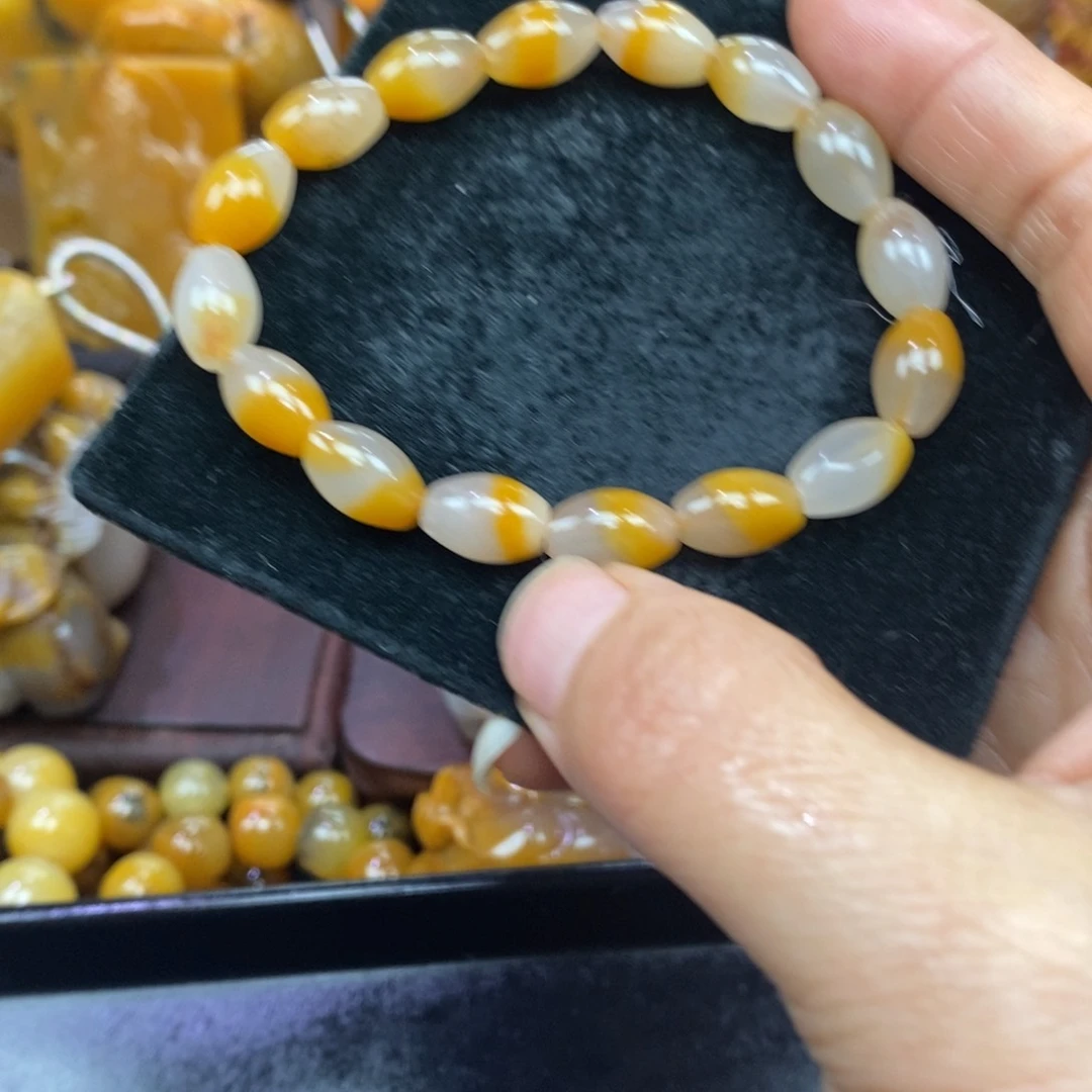 未镶嵌石英质玉（黄龙玉）颈饰