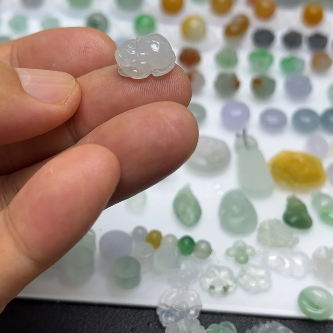 翡翠未镶嵌颈饰貔貅