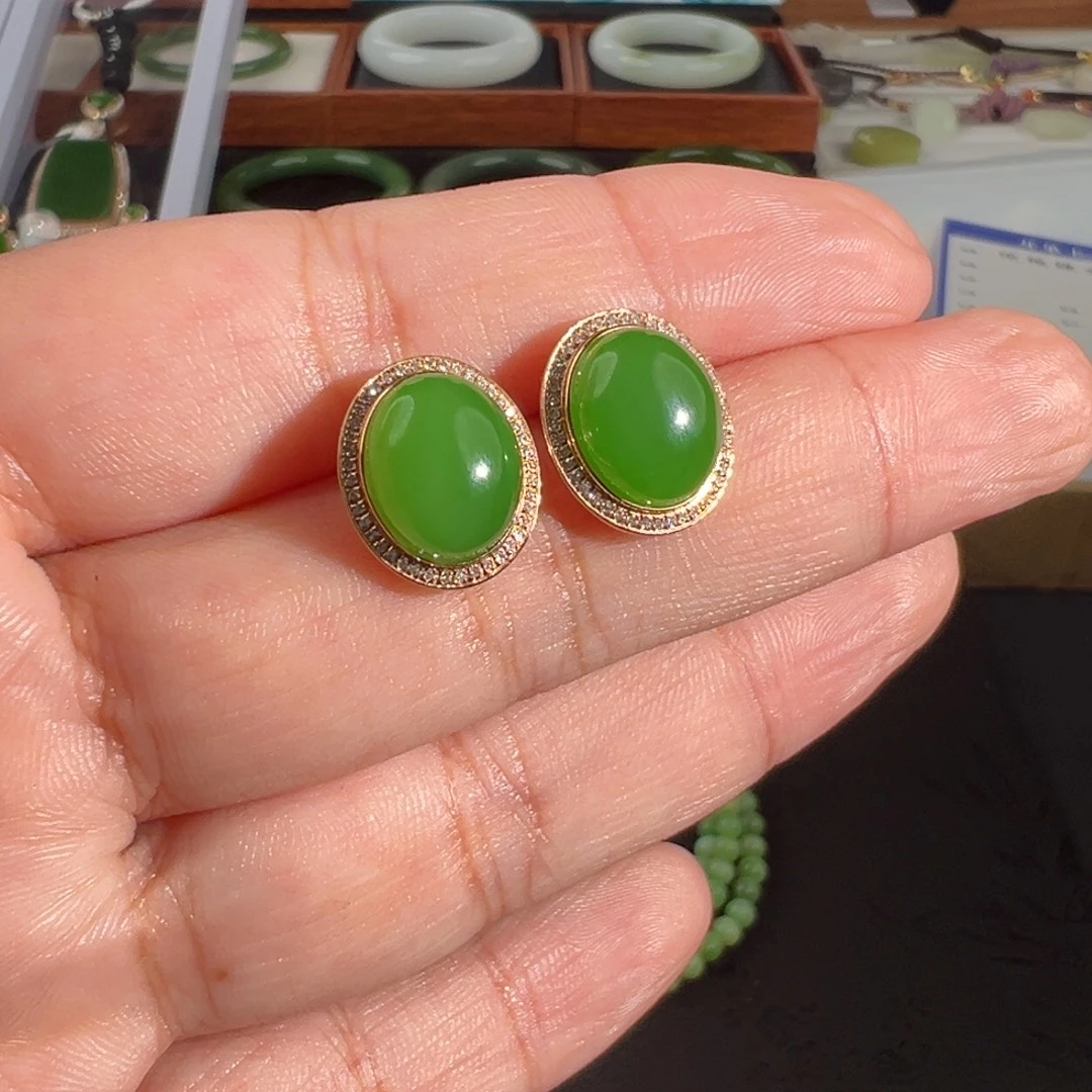 和田玉（碧玉）18K金镶嵌耳饰苹果绿浓翠蛋面耳钉