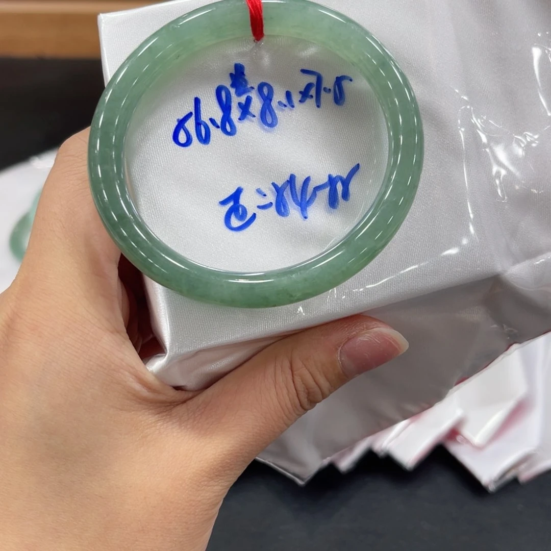 翡翠手镯未镶嵌翡翠